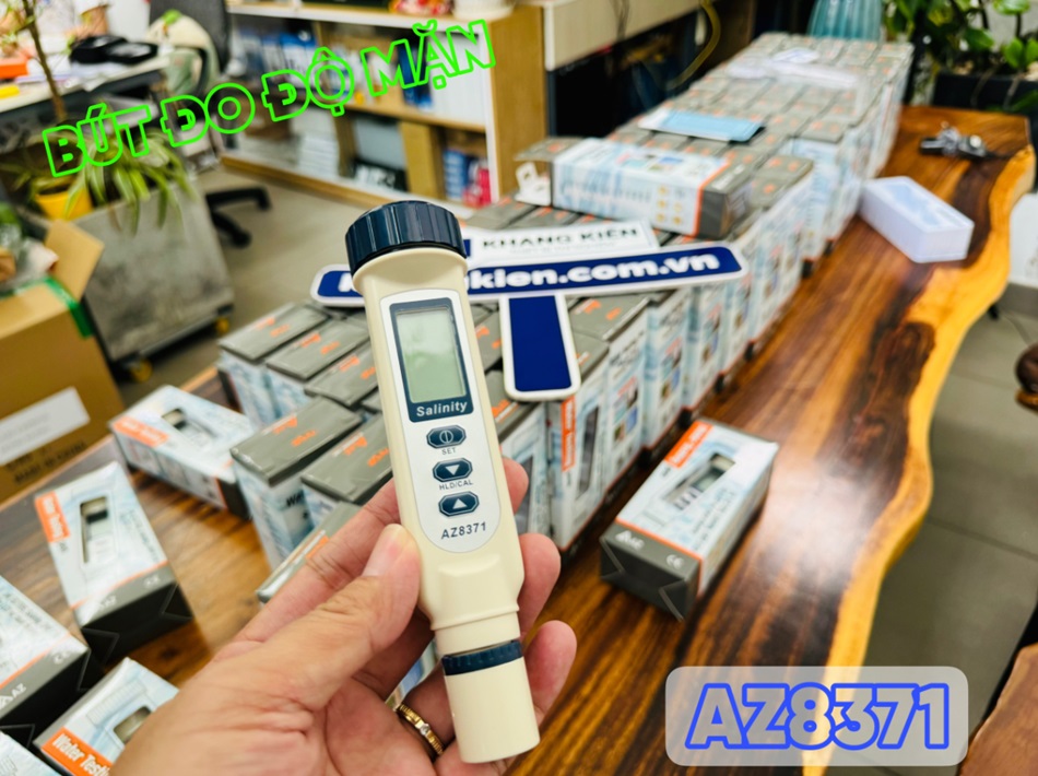 Trên tay bút đo độ mặn AZ8371 phiên bản vỏ hộp mới 2 Bút đo độ mặnAZ8371 có phạm vi từ 0.00 đến 70.00 g-lít