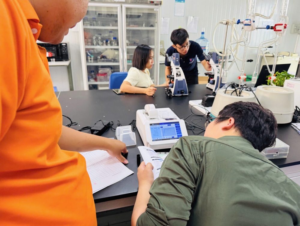 Khang kiên hướng dẫn lắp đặt thiết bị khi bàn giao Khang kiên hướng dẫn lắp đặt thiết bị khi bàn giao