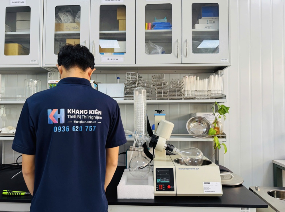 Máy cô quay chân không RE-52A được ứng dụng rộng rãi trong các phòng thí nghiệm Máy cô quay chân không RE-52A được ứng dụng rộng rãi trong các phòng thí nghiệm