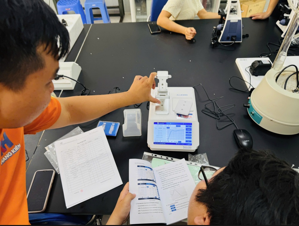 Máy quang phổ định lượng DNA vi thể tích có chức năng đo huỳnh quang Máy quang phổ định lượng DNA vi thể tích có chức năng đo huỳnh quang